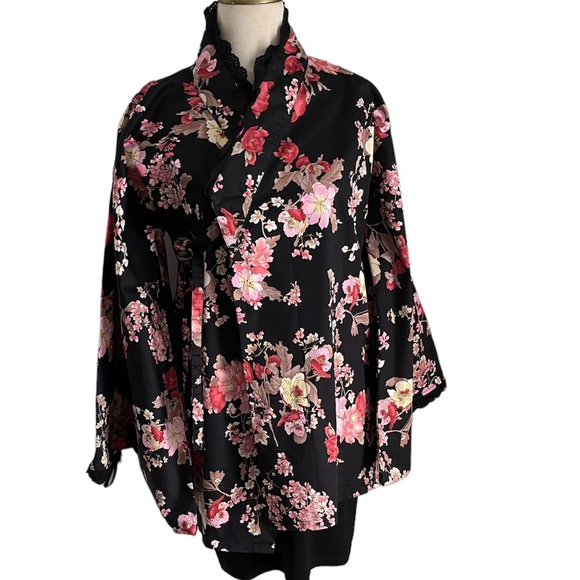 BODY LINE SHORT FLORAL KIMONO JACKET - Picture 3 of 16